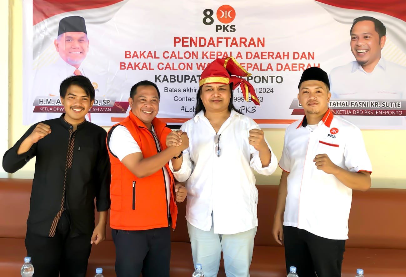 Kembalikan Formulir, Maysir Yulanwar Satukan Misi dengan Ketua DPC PKS Jeneponto  SOROTMAKASSAR - JENEPONTO.  Menjelang ditutupnya pengembalian formulir DPC PKS Jeneponto, Ketua Yayasan Institut Turatea Indonesia (INTI) Maysir Yulanwar berkunjung ke sekre