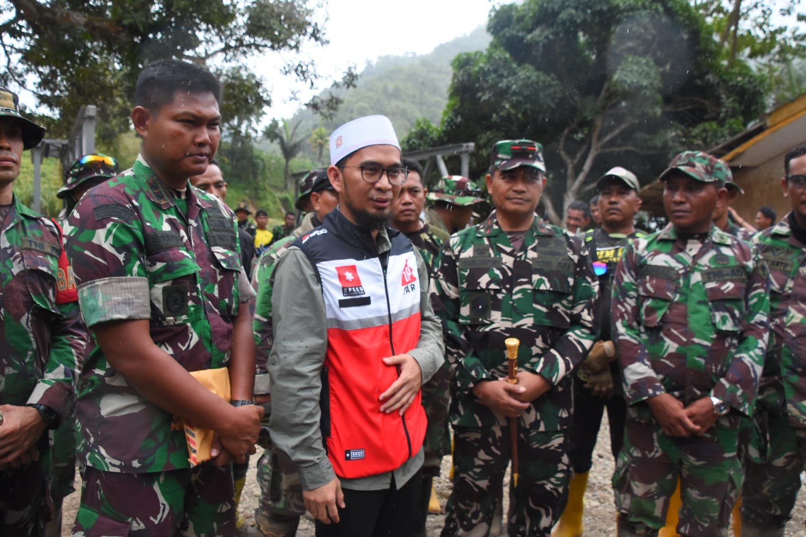 Danrem 141/Tp Dampingi Ust. Dr. Adi Hidayat, LC, MA Salurkan Bantuan Korban Bencana Alam Banjir dan Tanah Longsor di Luwu