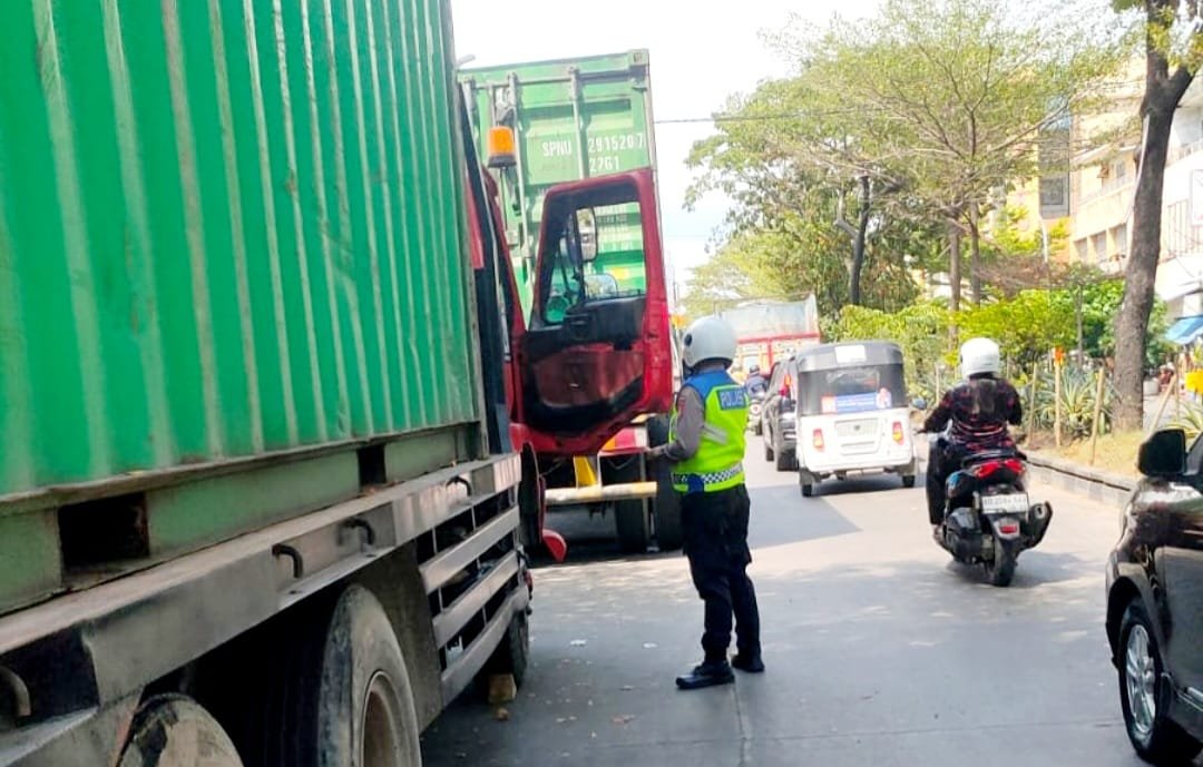 Respons Cepat, Unit Lantas Polsek Wajo Lakukan Pengaturan Untuk Urai Kemacetan