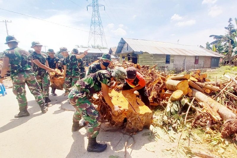 Pleton PBA Yonif 8 Marinir Dengan Sigap Bergerak Bantu Warga Desa Payamala Bersihkan Pohon Tumbang
