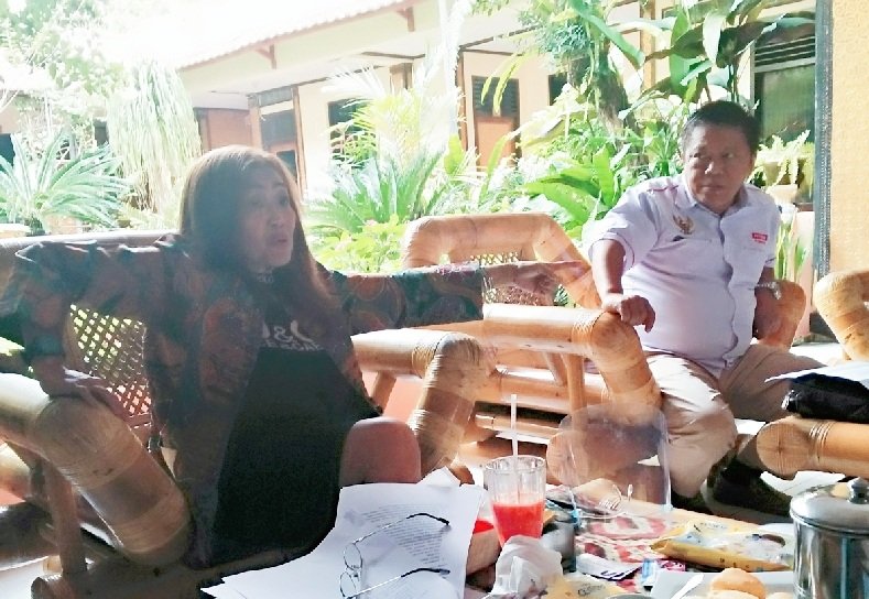Dr. Esther Ryan Mandalawati pengamat dan Konsultan Politik bersama Praktisi Hukum Pither Pondabarani, SH.MH. dalam diskusi Pilkada Toraja Utara.