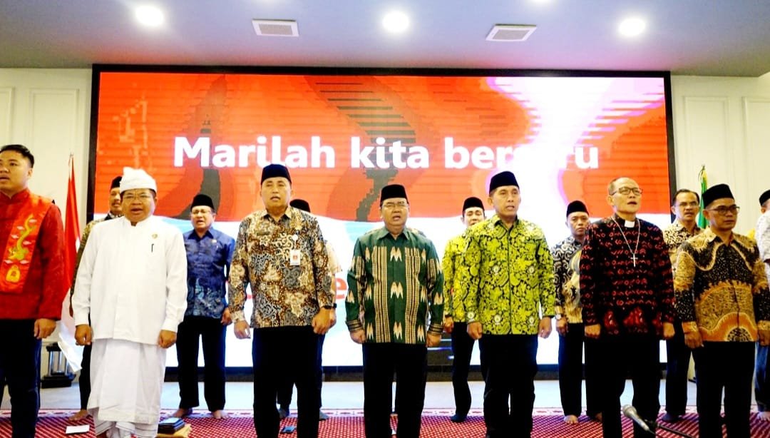 Ketua PW DMI Sulsel Andi Muhammad Mappanyukki Hadiri Aksi Solidaritas dan Doa Bersama Untuk Palestina  SOROTMAKASSAR - MAKASSAR.  Ketua Pengurus Wilayah (PW) Dewan Masjid Indonesia (DMI) Sulawesi Selatan (Sulsel), Mayjen TNI (Purn) Andi Muhammad Mappanyuk