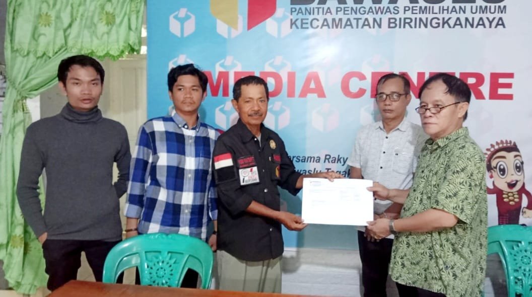 Baliho Caleg PSI Ditutupi APK Caleg Nasdem, Panwaslu Biringkanaya Gerak Cepat Turun Tangan
