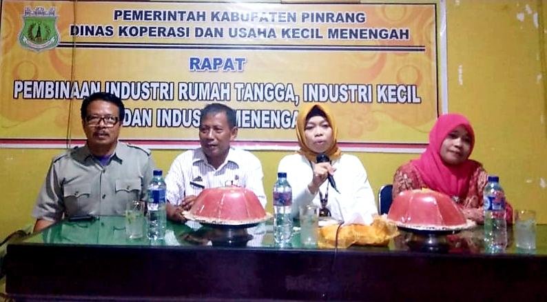 Kabid Koperasi dan UKM Diskop Pinrang didampingi pemateri dan pendamping KUMKM Pinrang