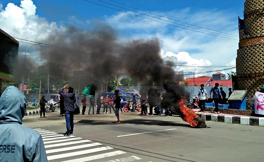 Kecam Aksi Premanisme, HMI Cabang Sinjai Blokade Jalan dan Bakar Ban