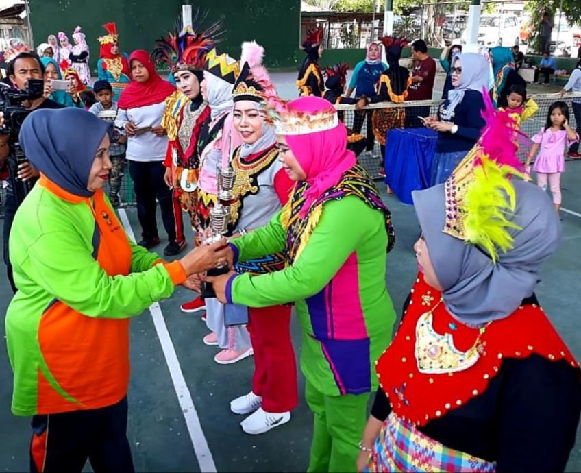 Penyerahan Piala Lomba Senam Kreasi Gemu Famire ( Maumere )