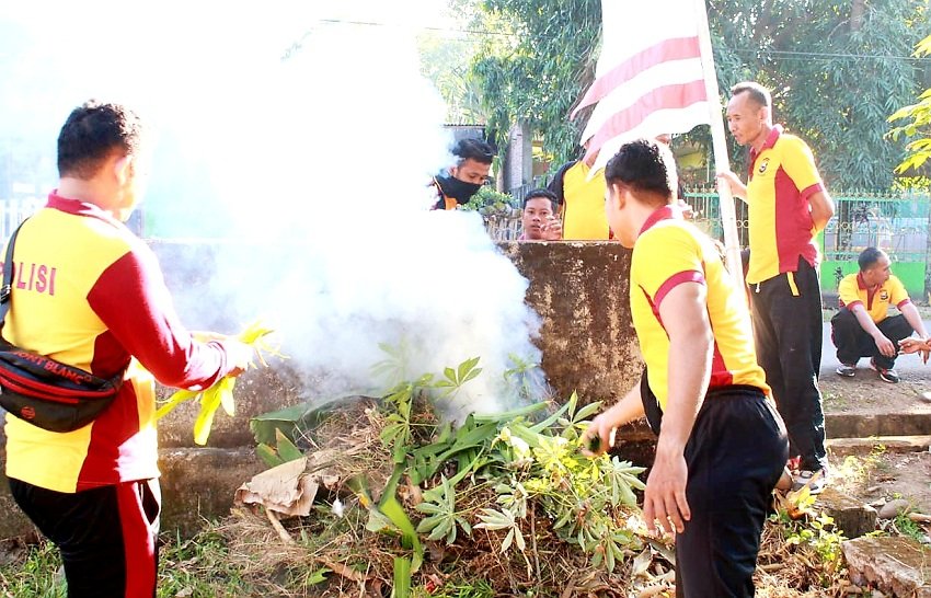 Jelang Puncak Peringatan Hari Bhayangkara, Personil Polres Gowa Kerja Bakti di Polsek Bajeng