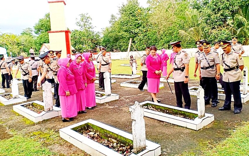 Memperingati Hari Bhayangkara ke-73, Polres Sinjai Ziarah ke TMP Mangottong