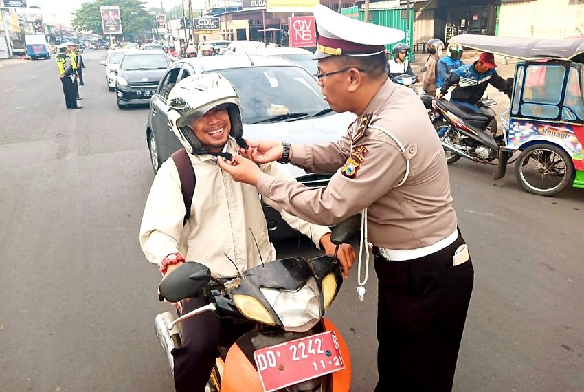 Unit Dikyasa Satlantas Polres Gowa Sosialisasikan Penggunaan Helm ke Pengendara