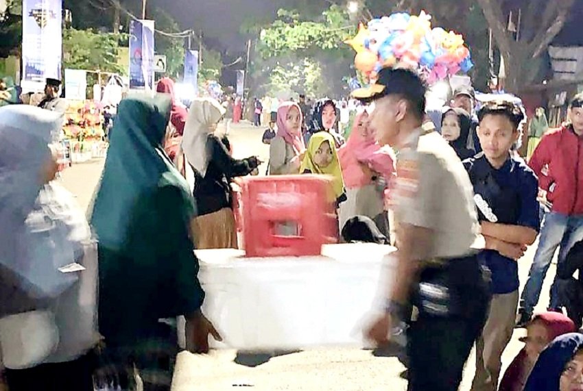 Sterilkan Jalur Bus di Depan Depag, Kapolsek Somba Opu Bantu Angkat Dagangan Warga