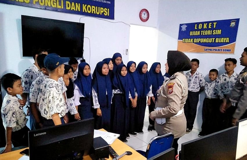 50 Pelajar SMP YAPIP Sungguminasa Berwisata Edukasi di Polres Gowa