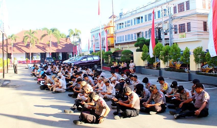 Dudukkan Personilnya di Lapangan Apel, Kapolres Gowa Berikan Arahan Seputar Sistem Alarm