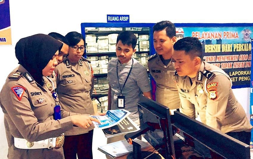 Kanit Regident Polres Gowa Sosialisasikan Smart SIM ke Seluruh Petugas Satpas SIM