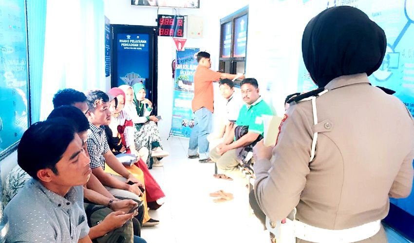 Sosialisasi Produk Smart SIM Mulai Digalakkan Kanit Regident Satlantas Polres Gowa ke Pemohon SIM