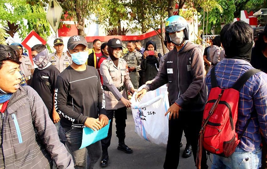 Usai Unjuk Rasa, Polwan Polres Gowa Ajak Para Peserta Aksi Bersihkan Sampah yang Berserakan
