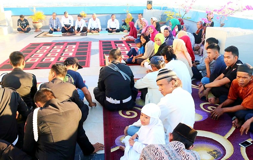 Rektor Unismuh Buka Puasa Bersama Security dan Cleaning Service