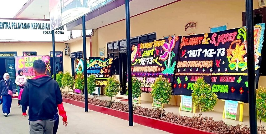 Berbagai Karangan Bunga Ucapan Selamat Hari Bhayangkara ke-73 Hiasi Kantor Polres Gowa