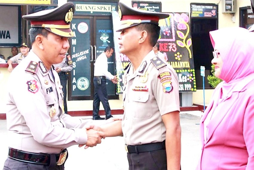 Pemberian Ucapan Selamat Warnai Kegiatan Korps Raport Kenaikan Pangkat di Polres Gowa
