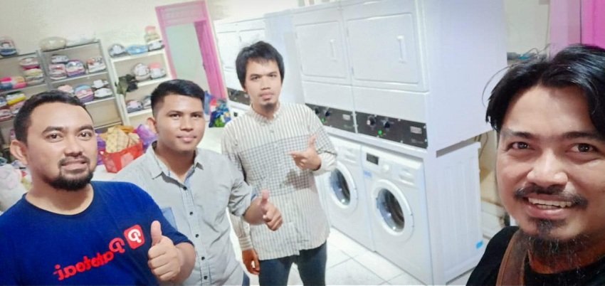Sekjen DPD ASLI Sulsel, Khaidir Khalid, (Kanan) dan pemilik Alyssum Laundry, Firman (tengah)