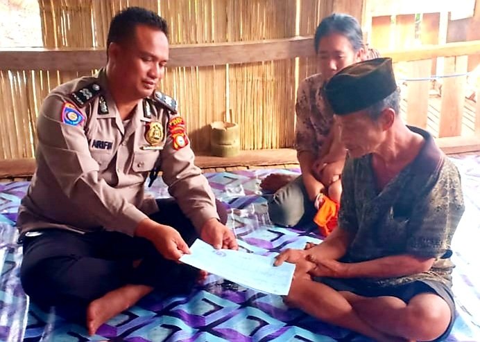 Wujud Kepedulian, Bhabinkamtibmas Uruskan Korban Kebakaran Surat Identitas Diri