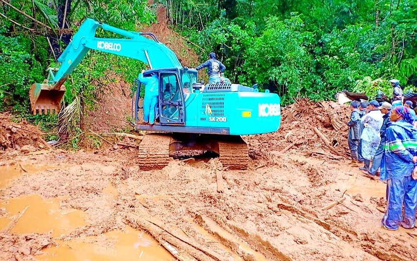 Pencarian Korban Longsor di Malino Gunakan Eskavator