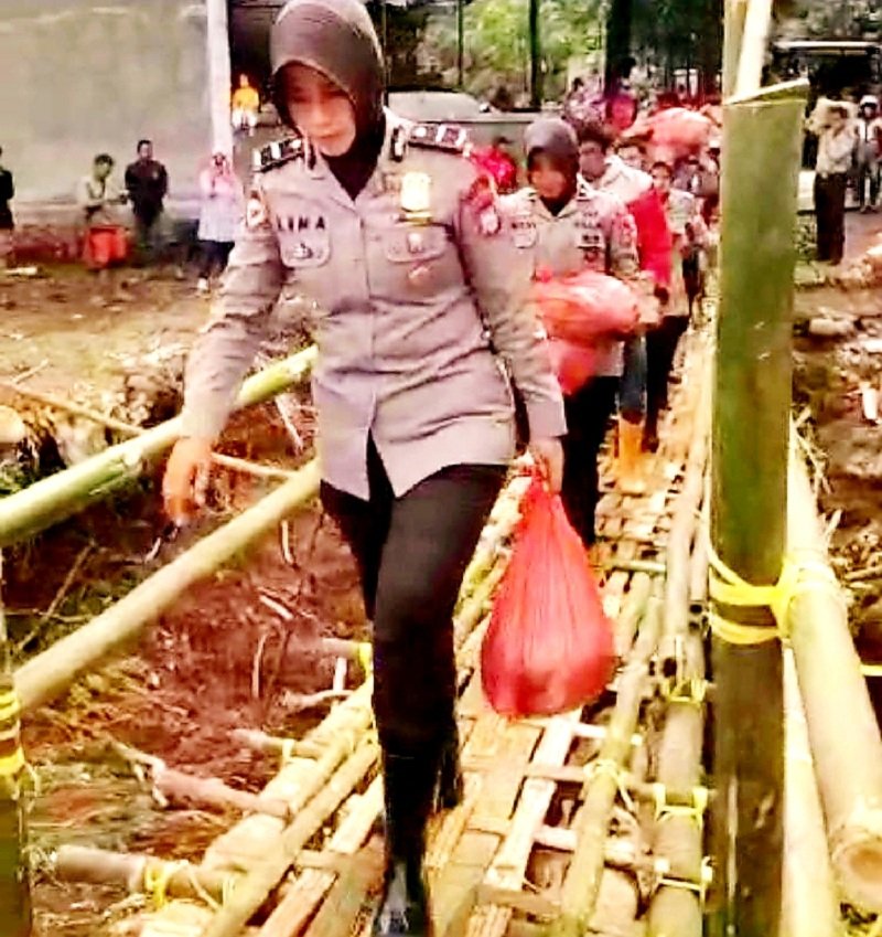 Menjajal Medan Menantang, Tak Surutkan Semangat Polwan Polres Gowa Salurkan Bantuan