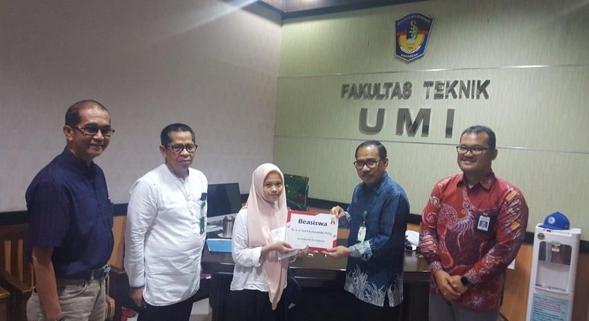 Penyerahan beasiswa kepada Hasni Astuty, mahasiswa berprestasi dari Program Studi Teknik Sipil, yang diserahkan langsung oleh WR I UMI, DR.Ir.H.Hanafi Assad,MT, yang disaksikan Dekan FT-UMI, Ir.H.Mukhtar Thahir Syarkawi,MT, Kaprodi Teknik Sipil, DR.Ir.Andi Alifuddin,ST,MT, dan perwakilan dari Dirjen Bina Konstrusi Kementerian PUPR.