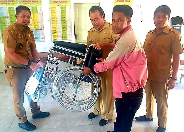 Kades Bontosunggu Terima Bantuan Kursi Roda