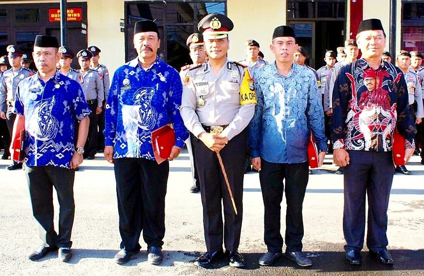 Empat Tokoh Masyarakat Bontonompo Selatan Terima Penghargaan Dari Kapolres Gowa