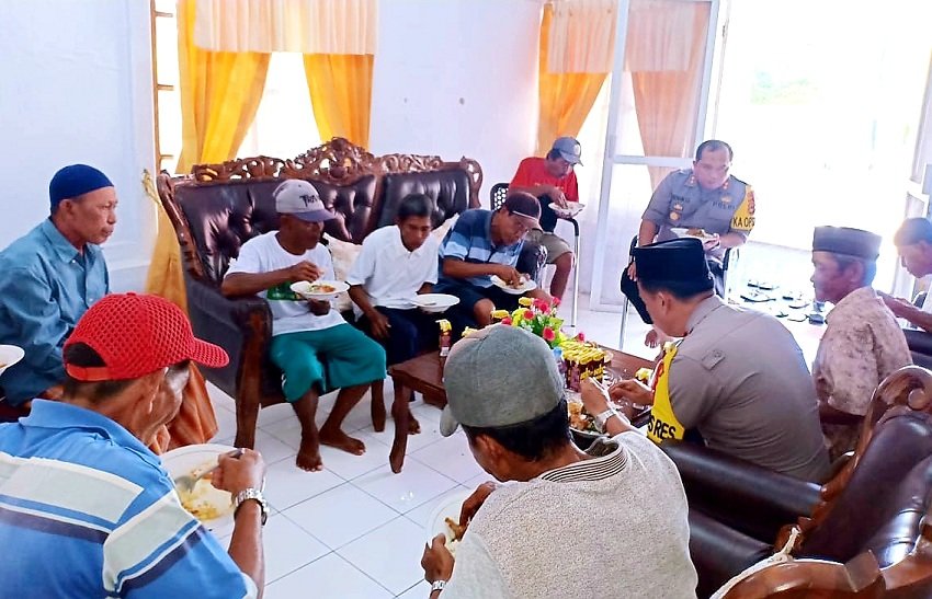 Jumat Berbagi, Kapolres Kepulauan Selayar Ajak Tukang Becak Makan Siang Bersama