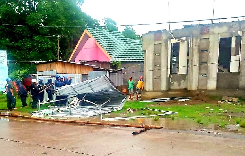Lampu Padam di Gowa Akibat Atap Masjid Terbang dan Tersangkut Kabel Listrik