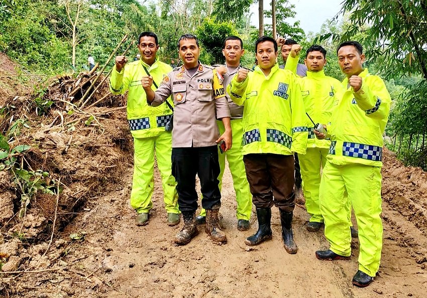 Bergerak Cepat Singkirkan Material Longsor, Dua Titik Jalur di Parigi Sudah Bisa Diakses ke Sapaya