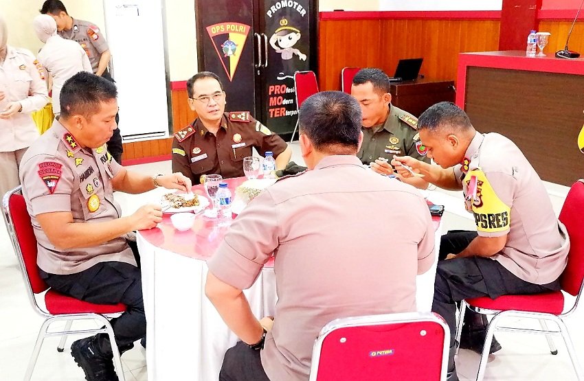 Santap Siang Bersama, Kapolda Tunjukkan Keakraban Dengan Kapolres Gowa
