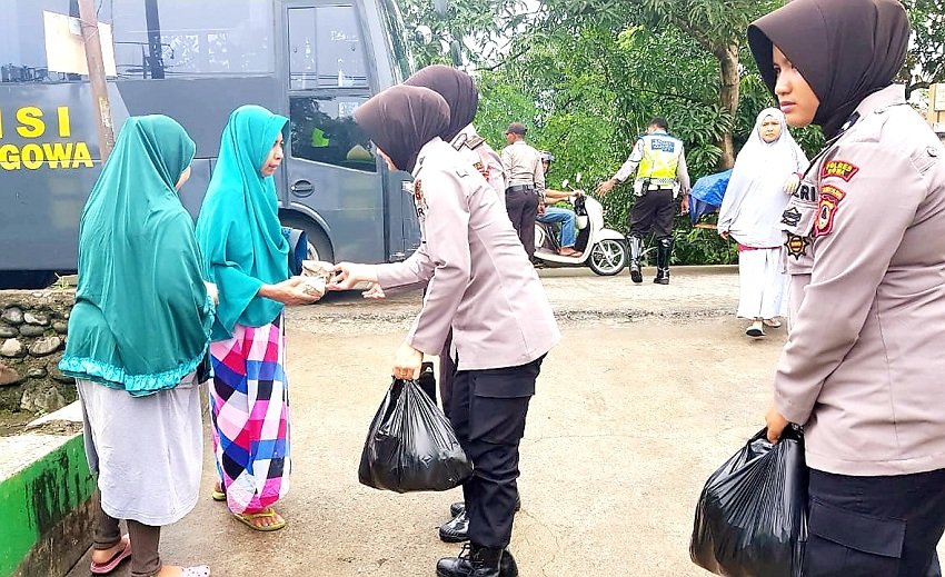 Polwan Gowa Turun Langsung Distribusikan Makanan ke Korban Banjir