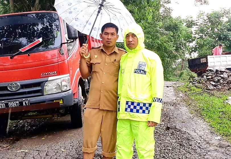 Kapolsek Parangloe Drop Material Batu Pecah ke Lokasi Longsor di Jalur Desa Tamalate-Jonjo