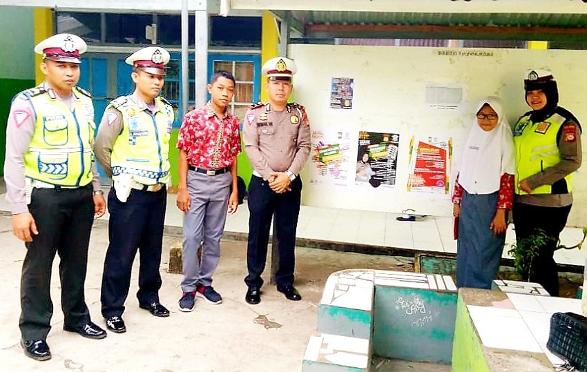 Sat Lantas Selayar Sosialisaikan MRSF Dengan Membagikan Poster dan Stiker
