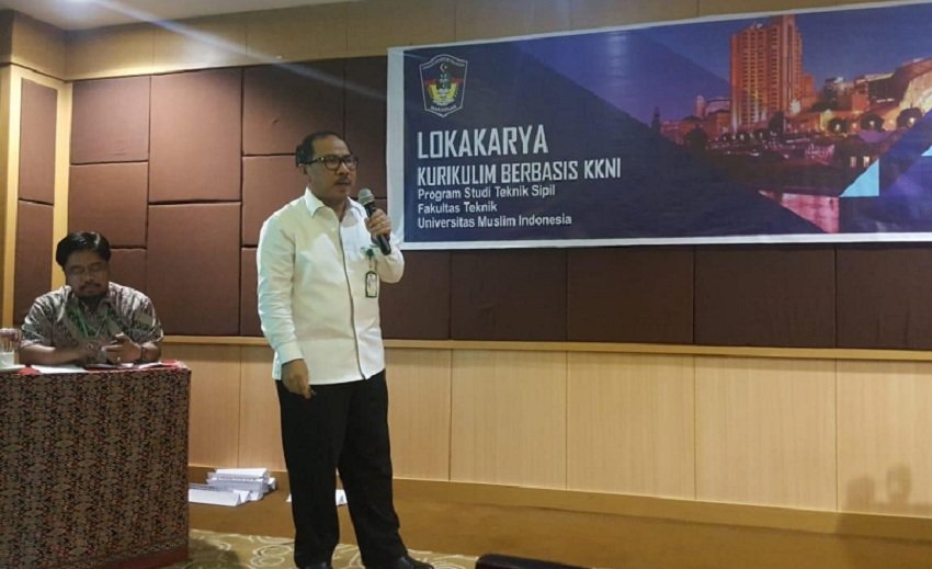WR I bidang Akademi UMI Makassar, DR.Ir. H.Hanafi Ashad, MT, saat memaparkan materinya yang berjudul 'Pengembangan Kurikulum Berbasis KKNI Jurusan Teknik Sipil Program Studi S1 dan S2'