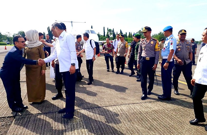 Gunakan Pesawat Khusus, MenPAN-RB dan Rombongan Tiba di Apron Bandara Lama Maros