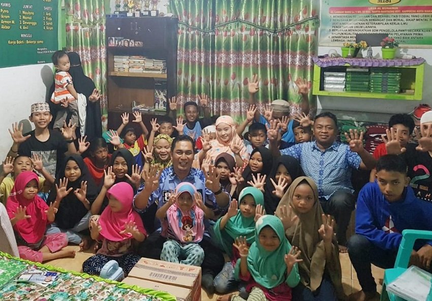 Ir. Andi Muhammad Akbar, MT, bersama anak Panti Asuhan Al-Muhaimin, Pa'baeng-Baeng