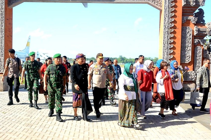 Pangdam Udayana Bersama Wagub dan Kapolda Bali Sambut Kedatangan Ibu Mufidah Jusuf Kalla