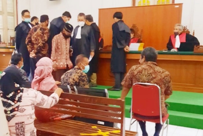 Para saksi ketika diminta oleh hakim ketua Ibrahim Palino untuk melihat barang bukti yang diajukan di persidangan.