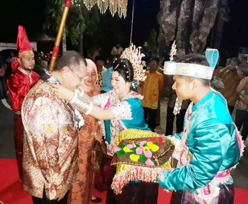 Kajati Sulselbar, Tarmizi disambut dengan kalungan bunga dalam kunjungan kerjanya di Kabupaten Wajo.