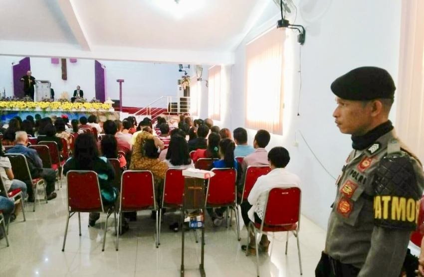 Personil Polres Gowa bersiaga di gereja-gereja di wilayah Kabupaten Gowa.