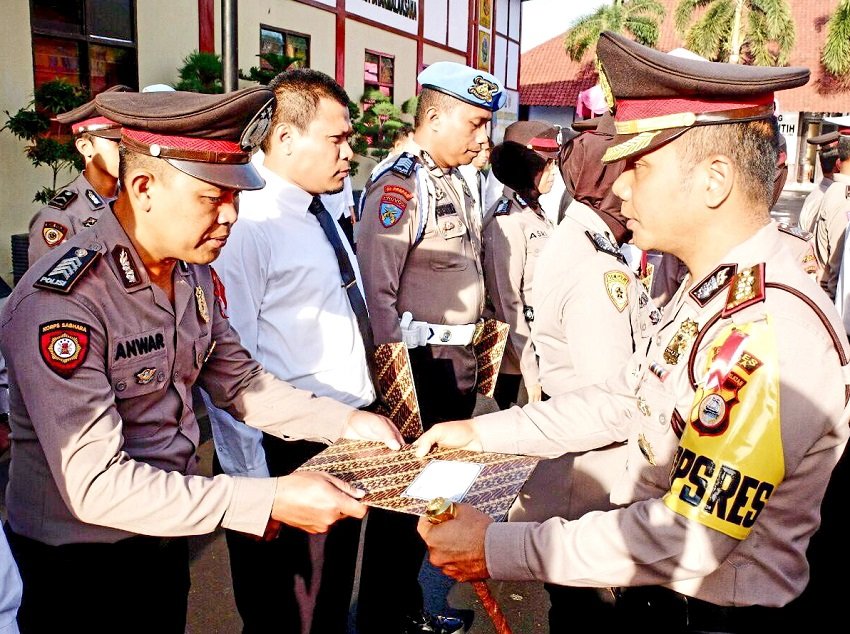 Kapolres Gowa Berikan Penghargaan Kepada Tim Kerja Pembangunan ZI-WBK