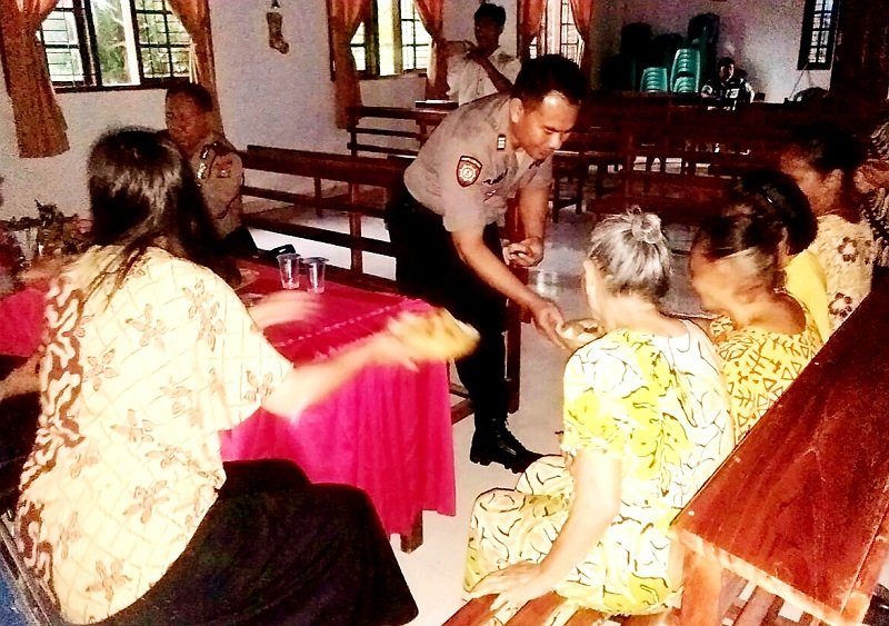 Kapolres Maros Berikan Bantuan Tali Asih Kepada Empat Warga Dusun Kappang