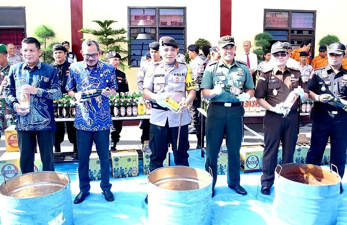 Polres Gowa Musnahkan Ratusan Botol Miras