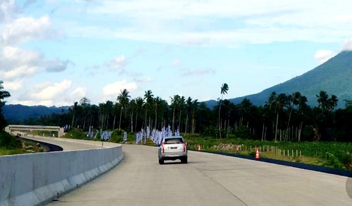Jalan Tol pertama di Provinsi Sulawesi Utara yang menghubungkan Manado-Bitung.