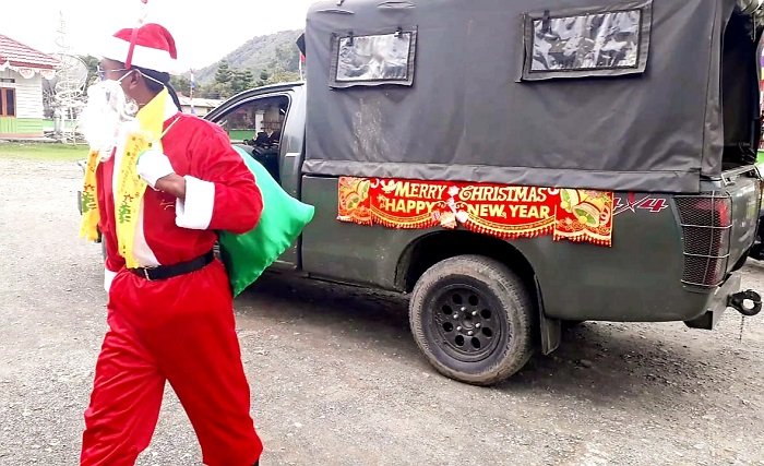 Sinterklaus 'Woroagi' Bagikan Hadiah Natal Kepada Pasien Anak di RSUD Oksibil