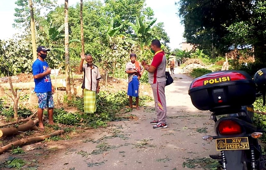 Bhabinkamtibmas Polres Gowa Ajak Warga Binaannya Bangun Lahan Tidur Jadi Produktif