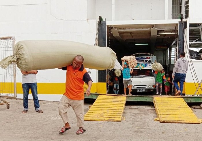 Di Dermaga Pelabuhan Parepare, Tim Subdit Windag Krimsus Polda Sulsel Amankan Barang Campuran Ilegal Asal Malaysia